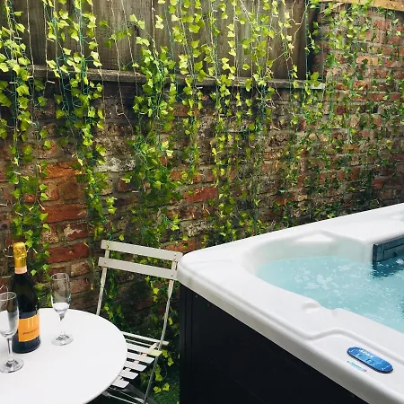 The Mount Hideaway With Hot Tub Holiday home *